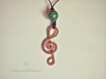 Ciondolo artigianale in rame a chiave di violino con pietra di malachite