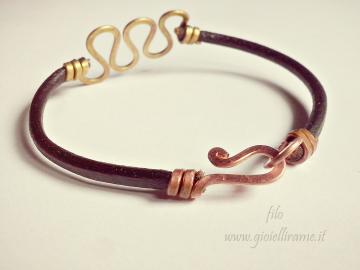 Bracciale artigianale con decorazione in ottone e gancini in rame