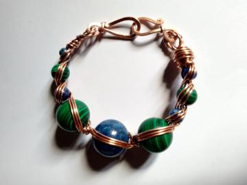 Bracciale in rame con pietre di malachite e lapislazzulo alternate